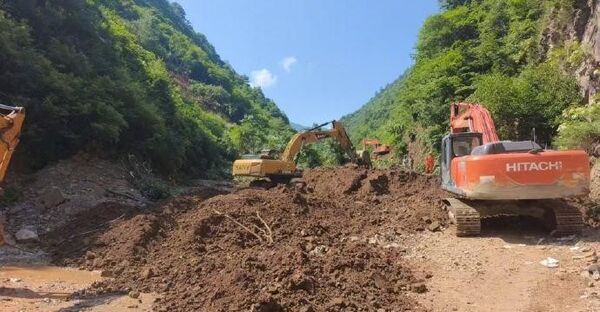 中國甘肅省隴南市宕昌縣今清晨發生嚴重山崩,大量土石崩落導致33名民眾遭掩埋。目前仍有16人下落不明,當局正動員大批人力全力搜救中。(翻攝自央視新聞)