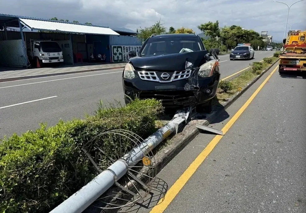 前立委廖國棟台東車禍自撞　路燈倒地、安全氣囊爆開現場照曝光