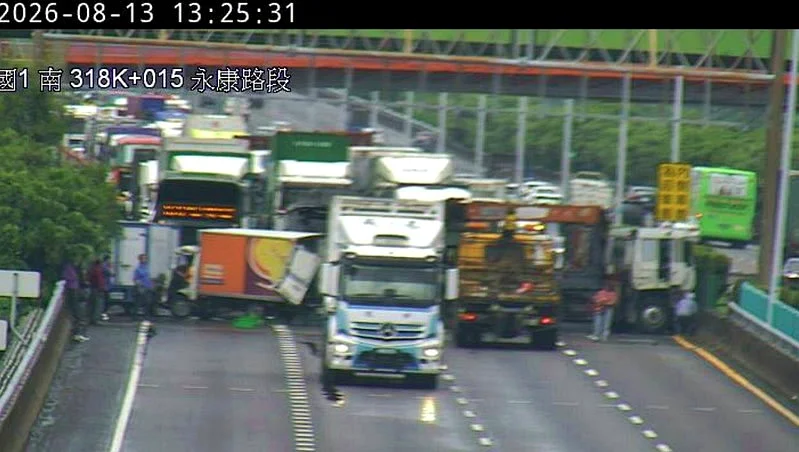國1南下永康4車連環撞！後方一度回堵7公里　駕駛快改道