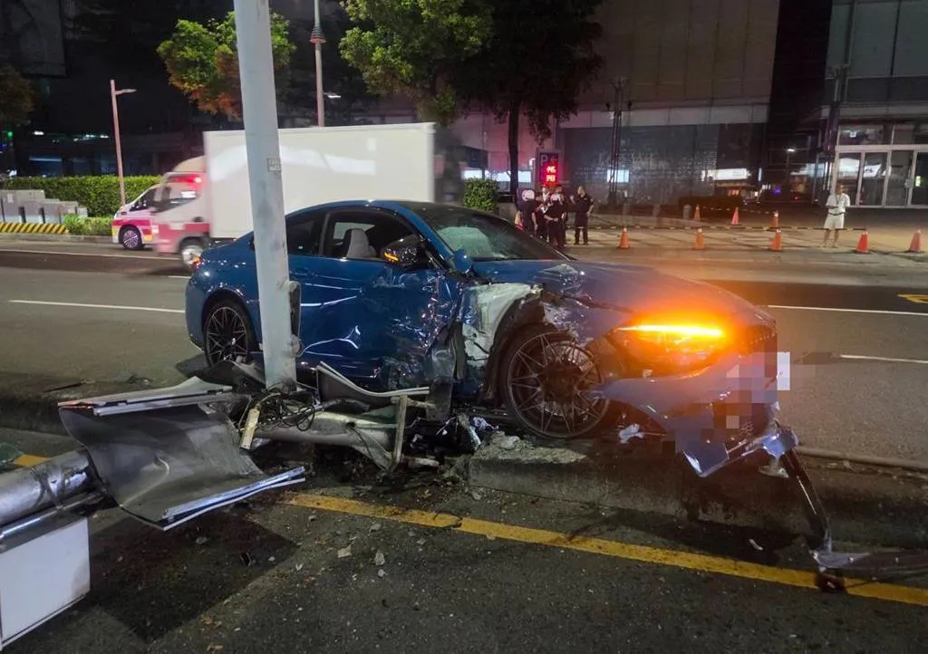 全球限量250輛BMW撞成廢鐵！　23歲車主借友試駕崩潰：有錢也買不到