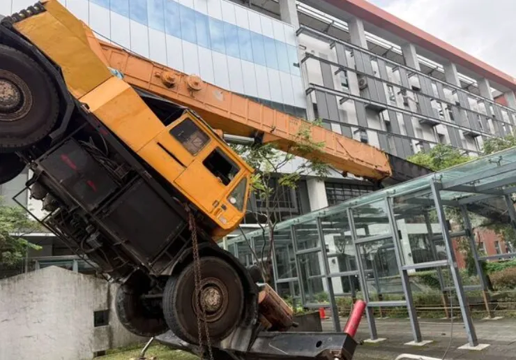 快訊／宜蘭科學園區洗外牆「吊車突失衡傾倒」　2工人高空重摔地面1死1骨折