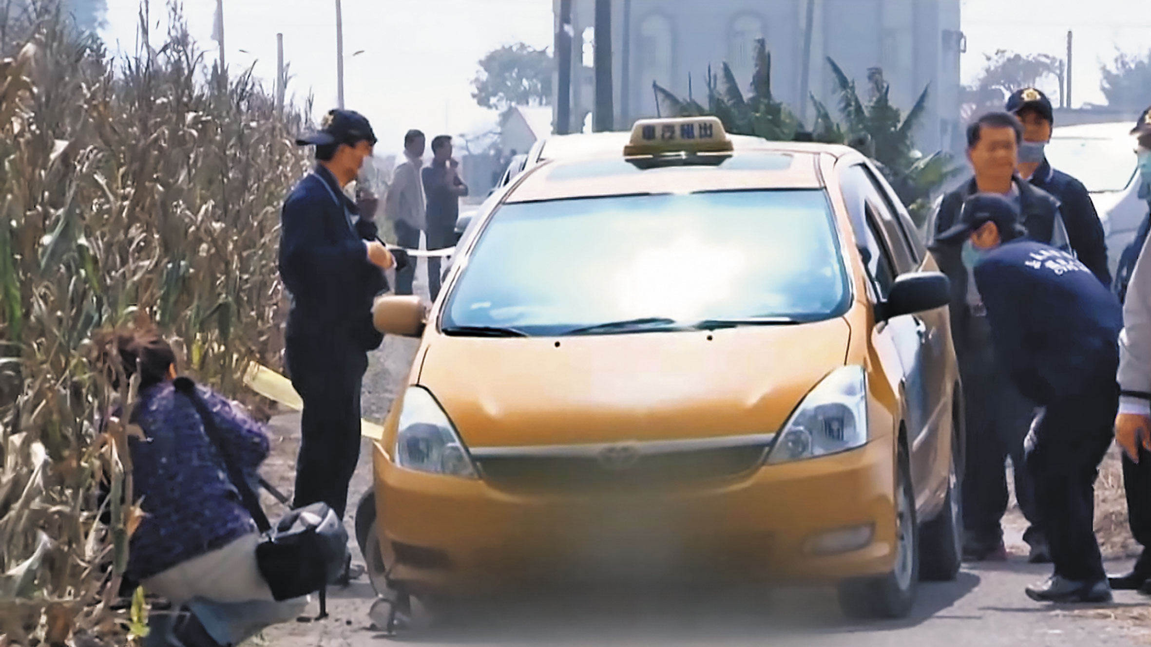 蕭男下車到ATM虛晃一招,卻沒插卡領錢,被警方鎖定涉案。(翻攝畫面)