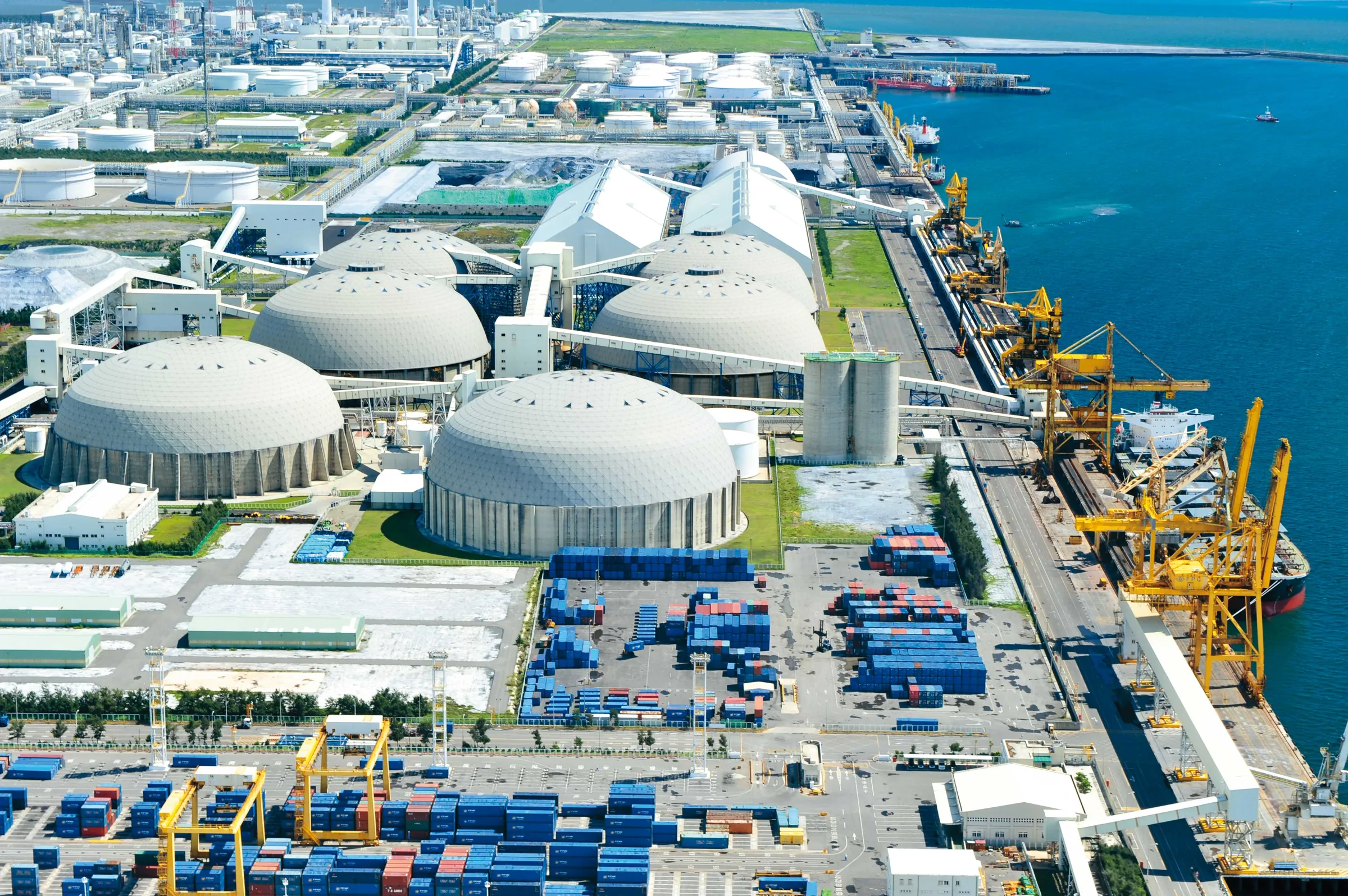 美伊衝突帶動塑化行情狂飆,加上電子事業活絡,台塑四寶第一季營運獲利大躍進。(台塑提供)