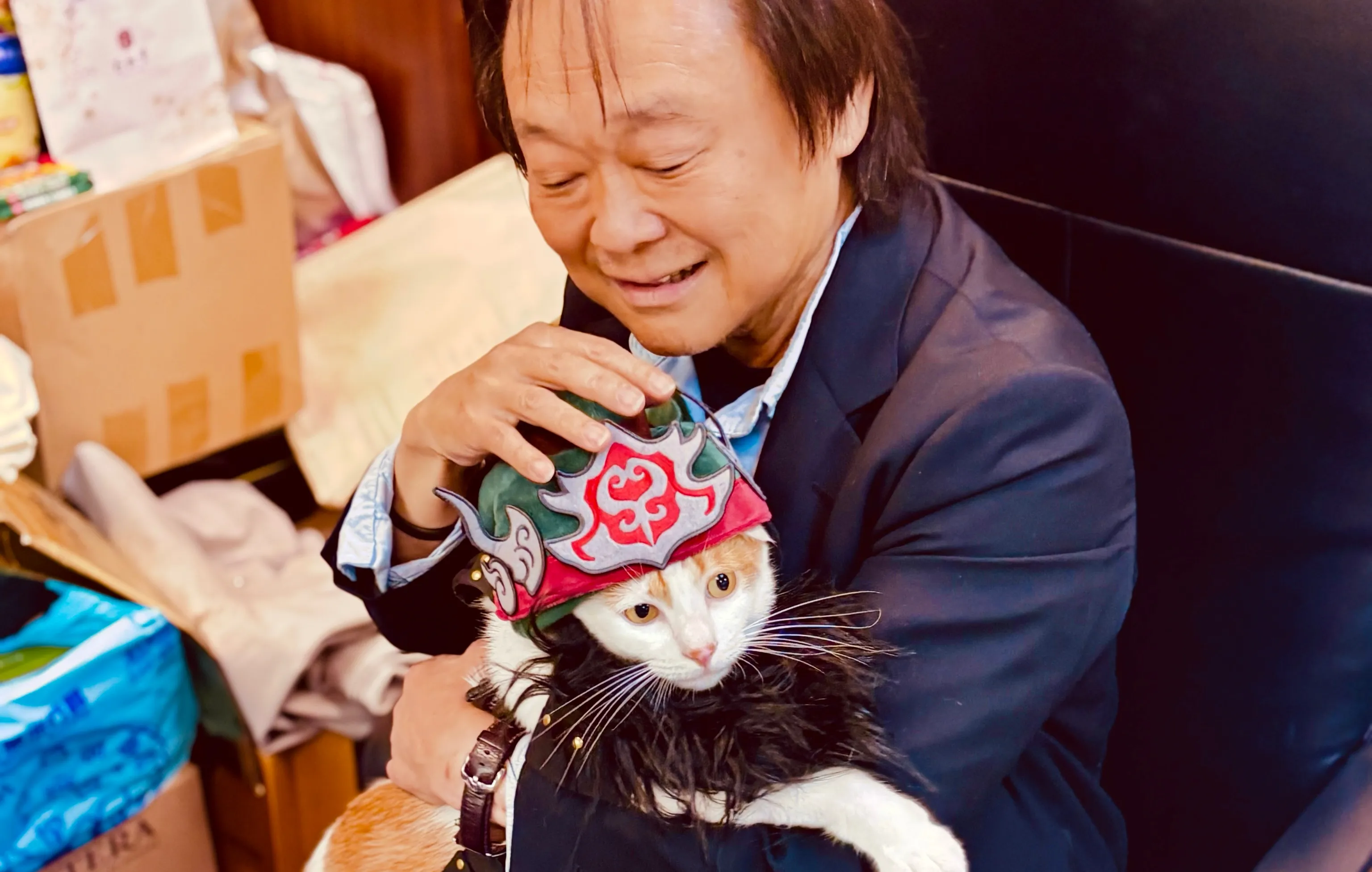 拉亞漢堡推三國武將寵物頭套夯爆！王世堅也曬「關雲長」　網讚：不愧是道具王