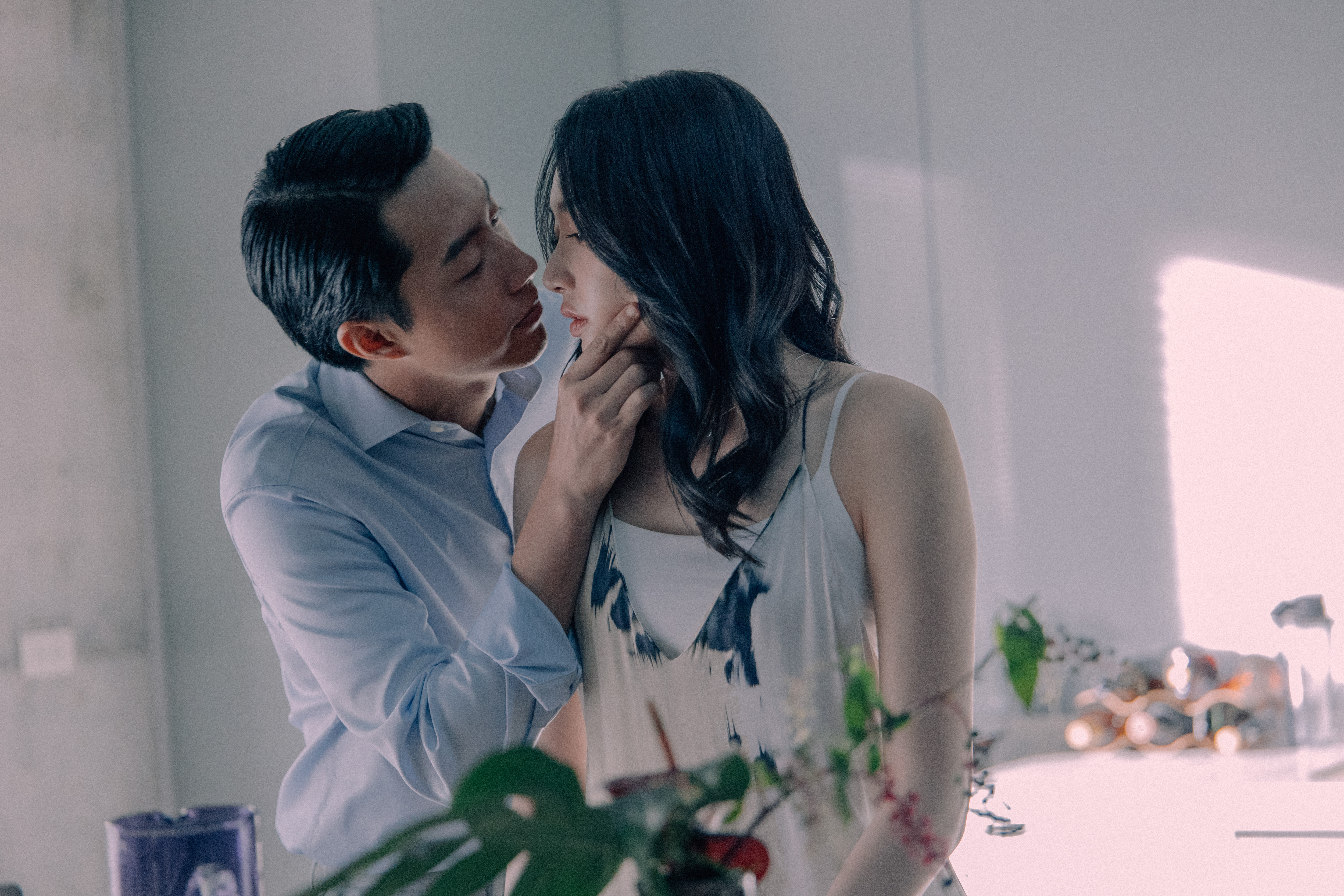 短片《你所不知的妻子》改編自香港作家夏芝然小說,蔡思韵(右)與蔡凡熙(左)共同主演,把夫妻關係延伸為心理攻防戰。(大思娛樂提供)