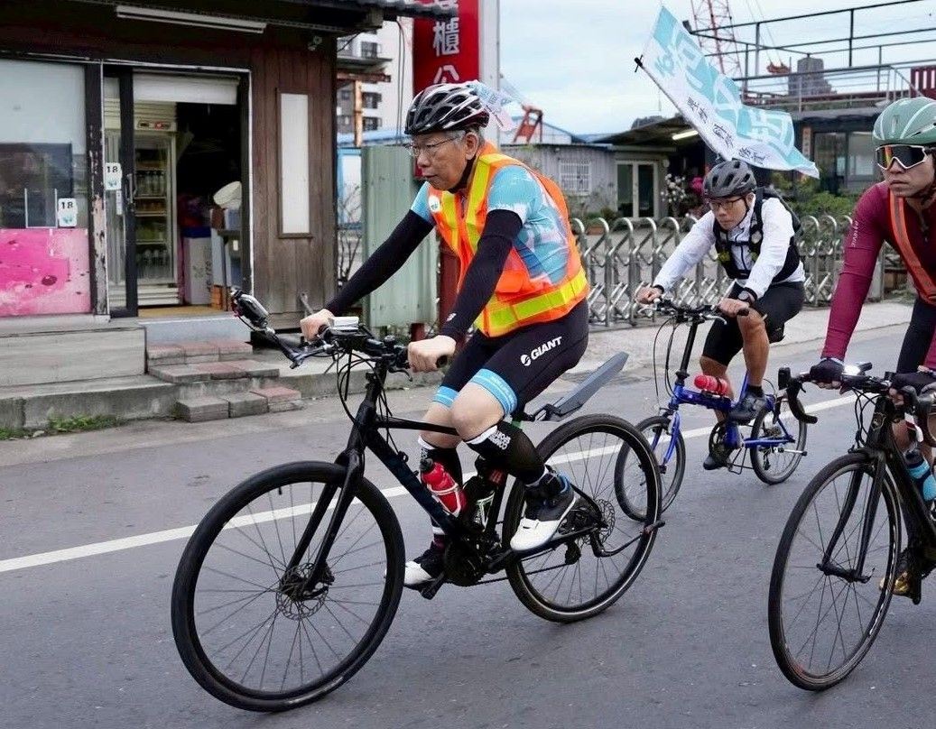 民眾黨前主席柯文哲今(28日)展開228紀念「一日北高」單車挑戰。(翻攝自柯文哲臉書)