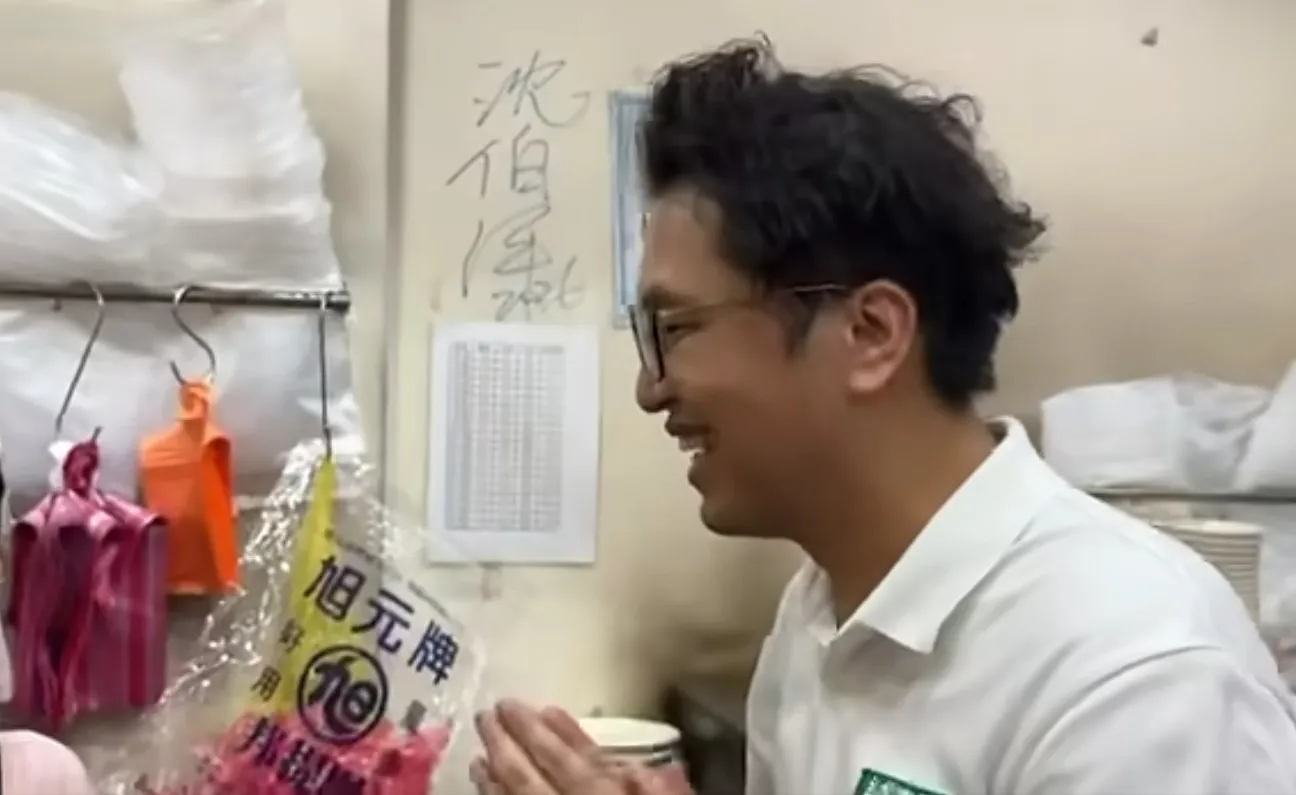 沈伯洋光顧簽名！東發號遭灌1星負評　網再嗆：不配蔣萬安的簽名