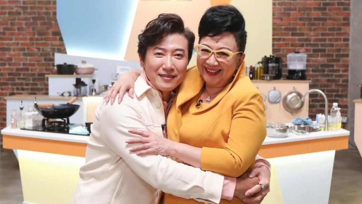 薛家燕(右)與陳鴻去年9月出席馬來西亞廚藝競技真人秀記者會。(陳鴻提供)