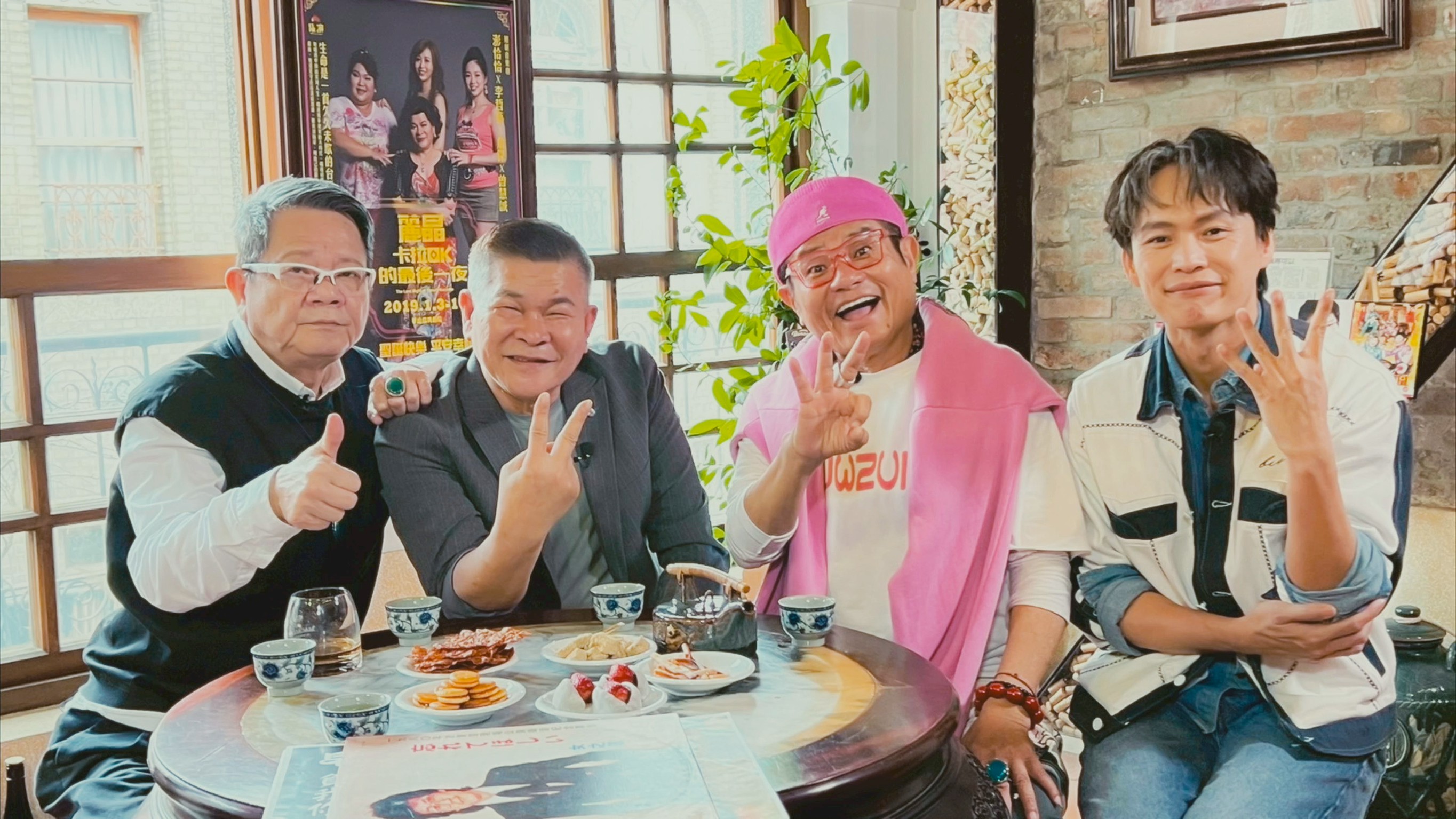 「石頭家族」一到四代鄭進一(左起)、澎恰恰、許效舜、黃鐙輝齊聚攝影棚。(三立提供)