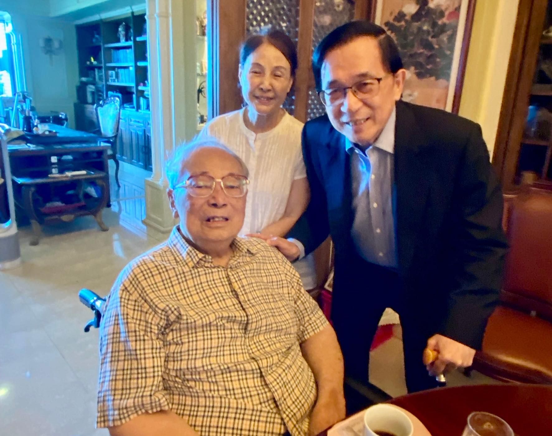 陳水扁貼出今年6月20日探訪張俊雄賢伉儷合照。(翻攝陳水扁新勇哥物語臉書粉專)