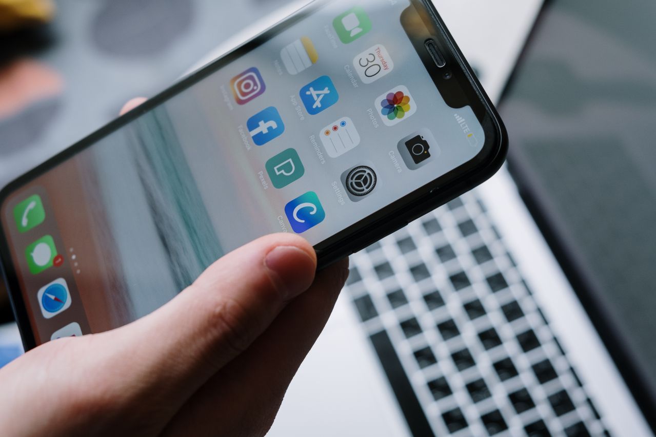 只要在iPhone內建的「備忘錄」輸入航班編號,或在主畫面下拉使用搜尋框,就能查詢該航班各項即時資訊。(示意圖,Pexels)