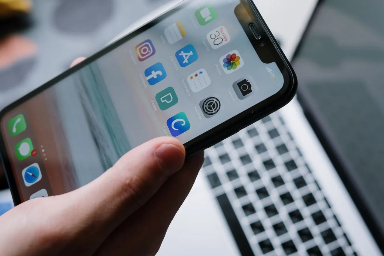 出國必學！iPhone打「1關鍵字」秒查航班　萬人讚爆：超實用