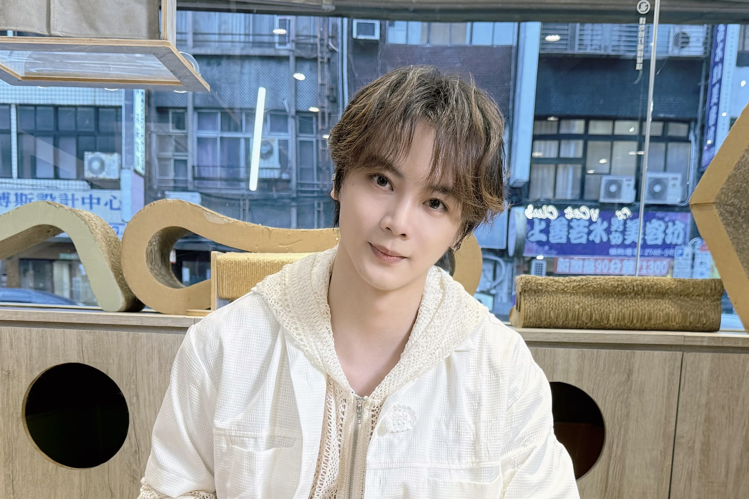 古曜威收養殘缺小貓酷樂,只因為「不想讓他一輩住在籠子裡!」(單純夢想文創事業提供)