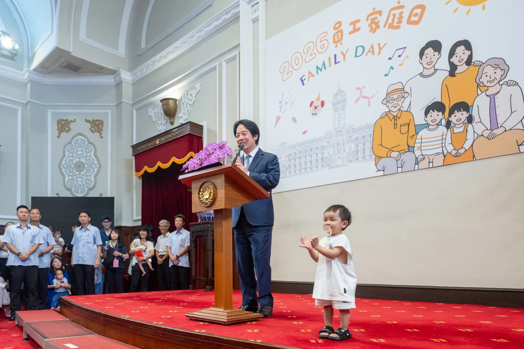 總統府家庭日「台灣寶貝」爬上台　賴清德幽默喊：等我卸任交棒給你