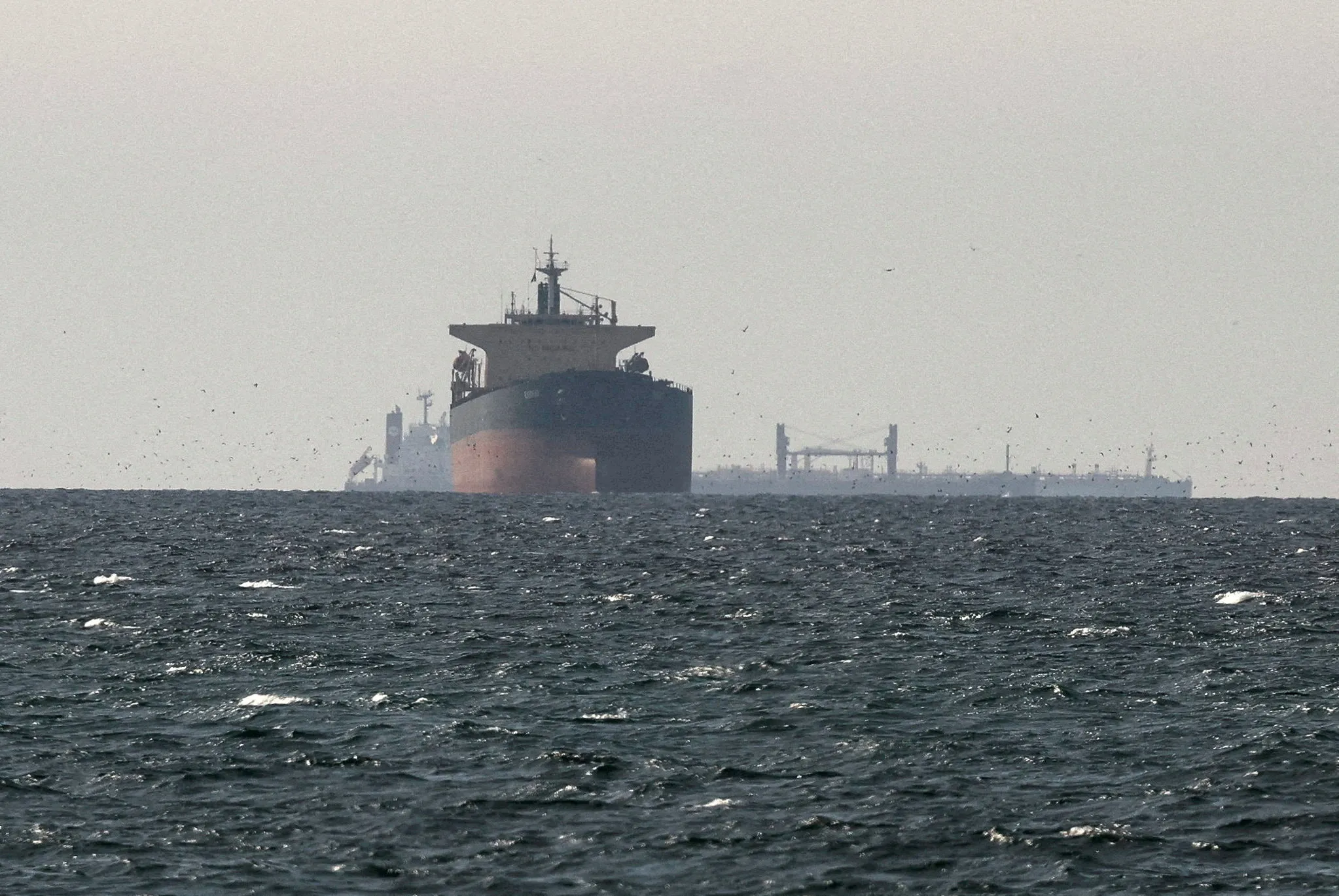 荷姆茲海峽再傳油輪遭襲！2船遭「不明拋射物」擊中　當局調查中
