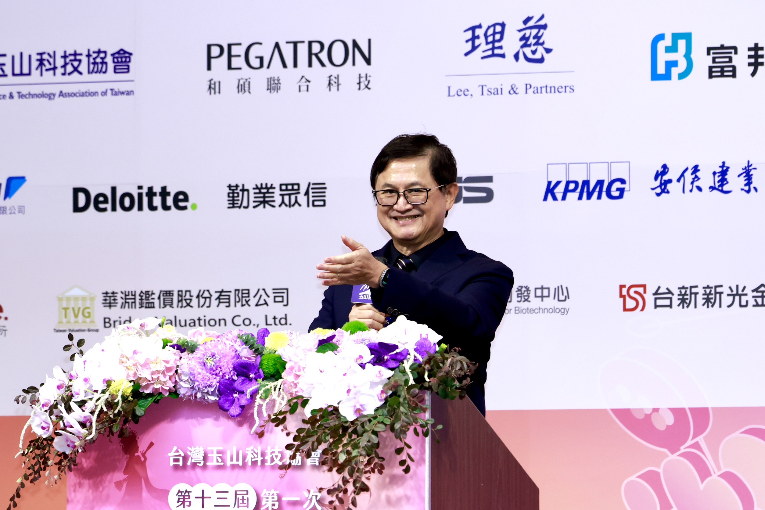 和碩集團董事長童子賢今(21)日出席2026玉山安侯論壇,會前接受媒體訪問談及對台灣自主衛星群的想法。