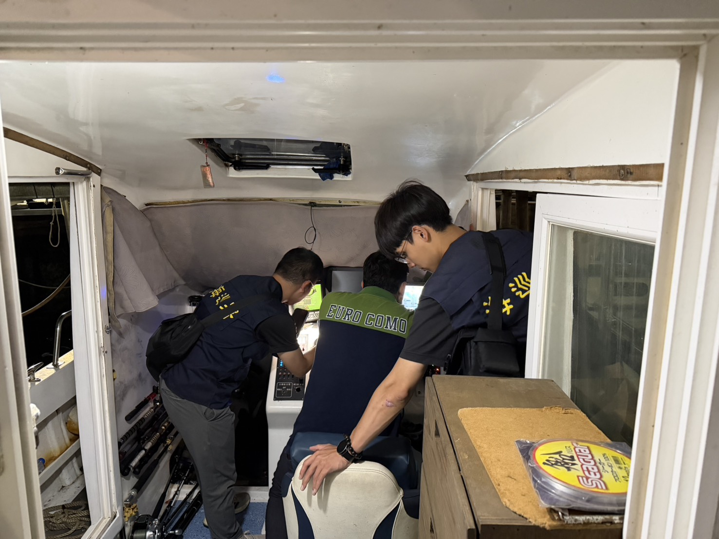 桃檢查出涉詐律師游光德從台南改搭釣漁船至澎湖外海逃亡至中國,今將3名共犯聲押禁見獲准,並扣押作案船隻。(翻攝畫面)