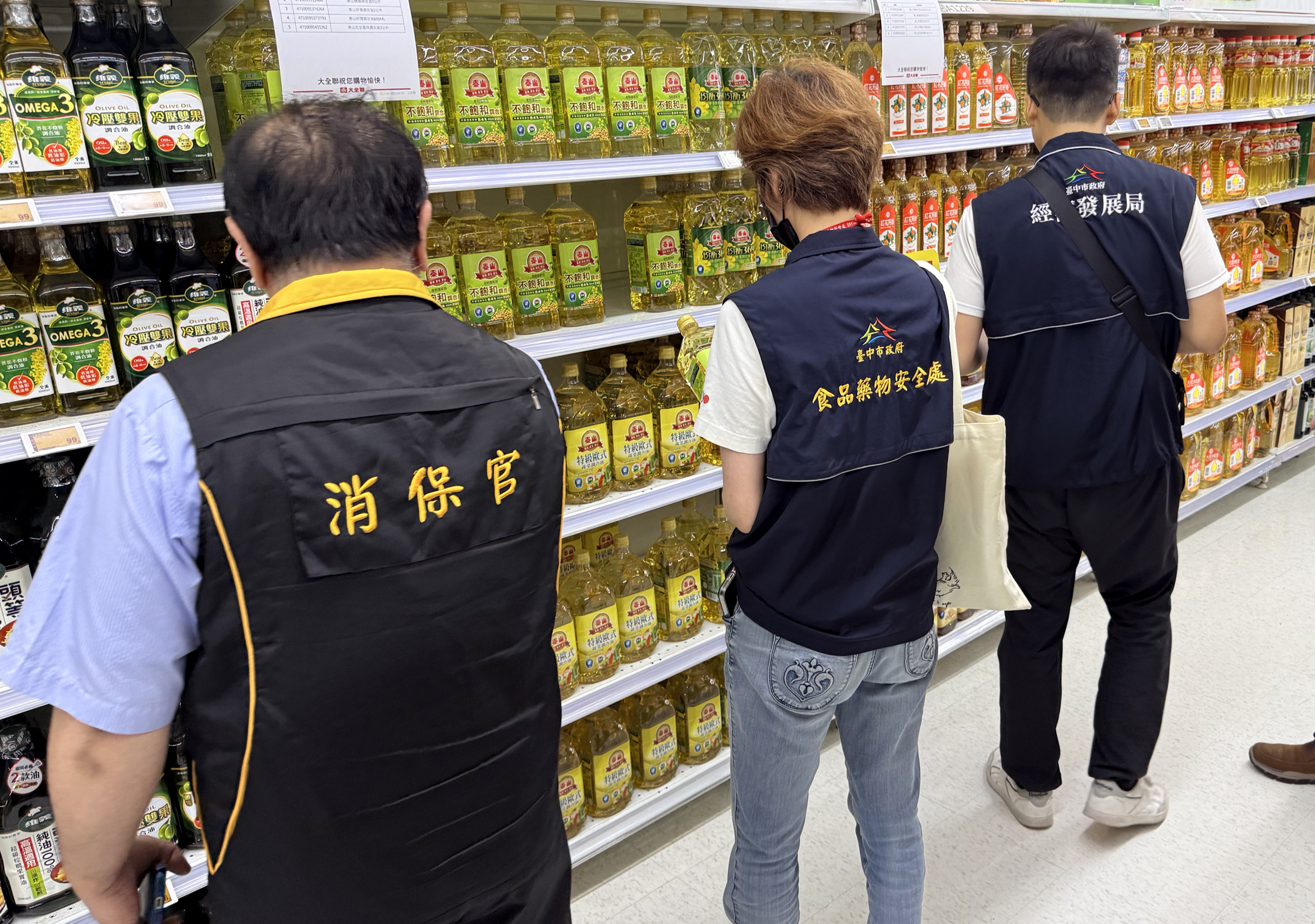 多地同步追查致癌物超標的大豆沙拉油。(台中市食安處提供)