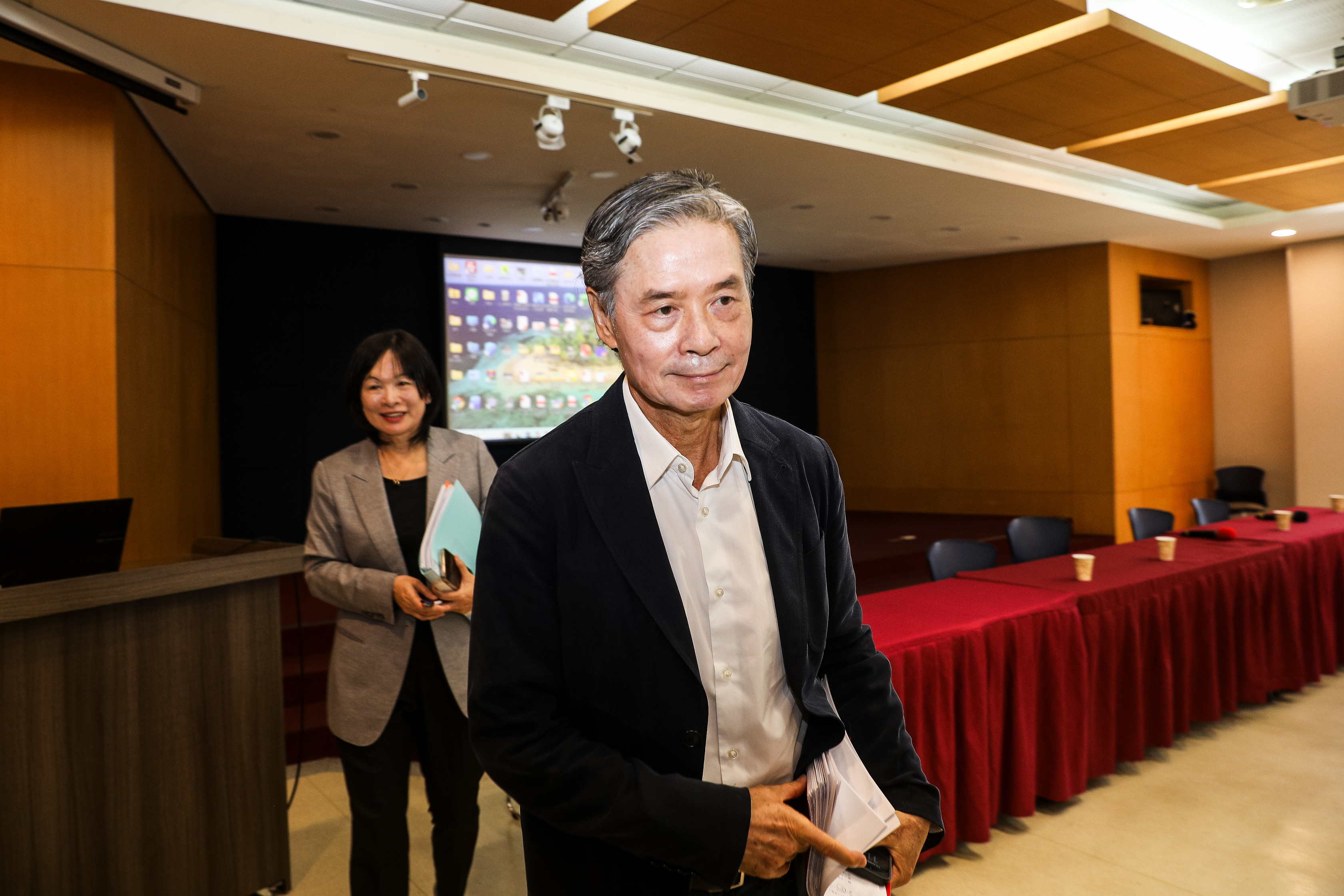 金溥聰表示太太為了他出面處理這件事被抹黑,落淚了3次,但他「不能不管馬總統」。(鏡報鄒保祥)