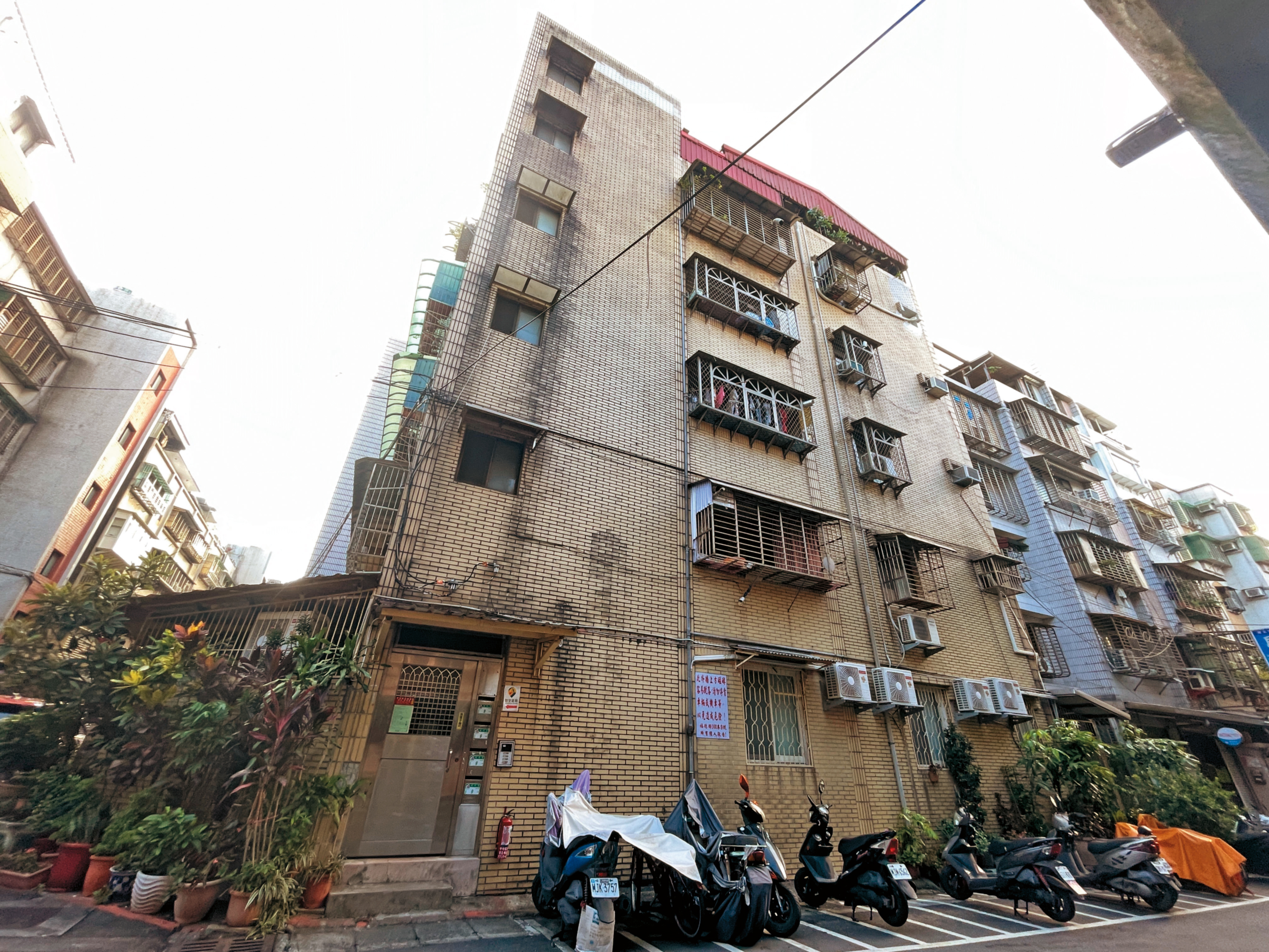 張姓老翁瞞著女兒捐給行天宮的9戶房產,包括位於台北市信義區的公寓。