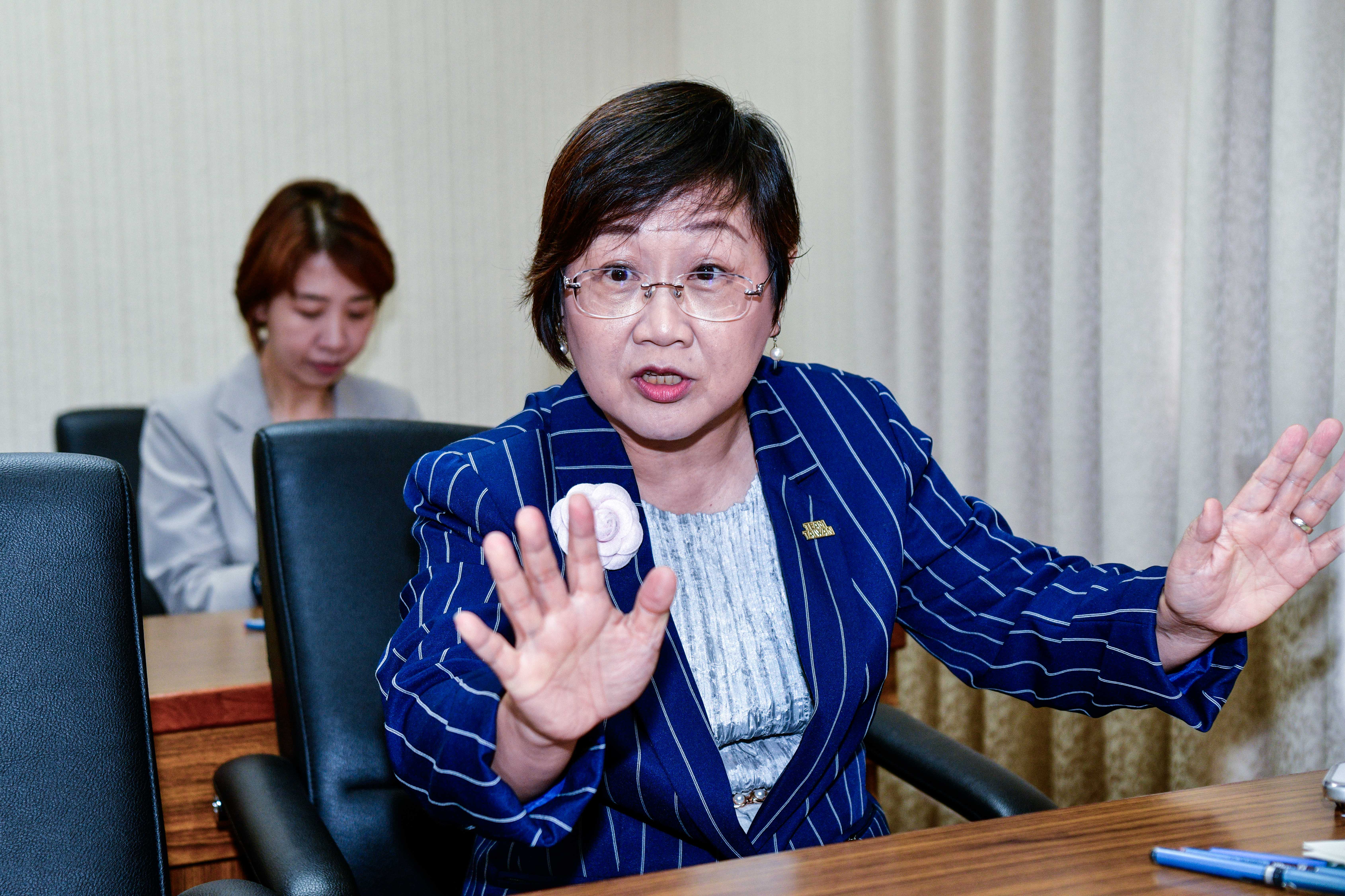 僑委會委員長徐佳青遭爆多次讓14歲兒子「冒充攝影官」隨行出訪,且讓丈夫濫用公務車趴趴走。(鏡報李智為)