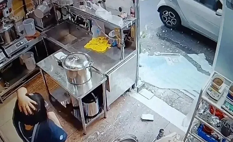白海豚強風襲宜蘭　飲料店玻璃門爆裂店員全嚇壞！下秒狂找手機