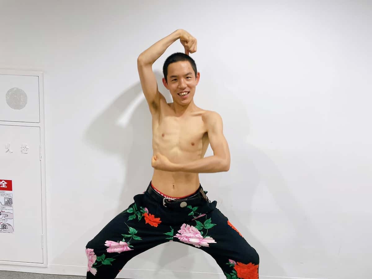 搞笑三人組「四千頭身」成員都築拓紀涉嫌在活動會場觸摸20多歲女子下半身,案件已遭警方函送檢方。(翻攝網路)