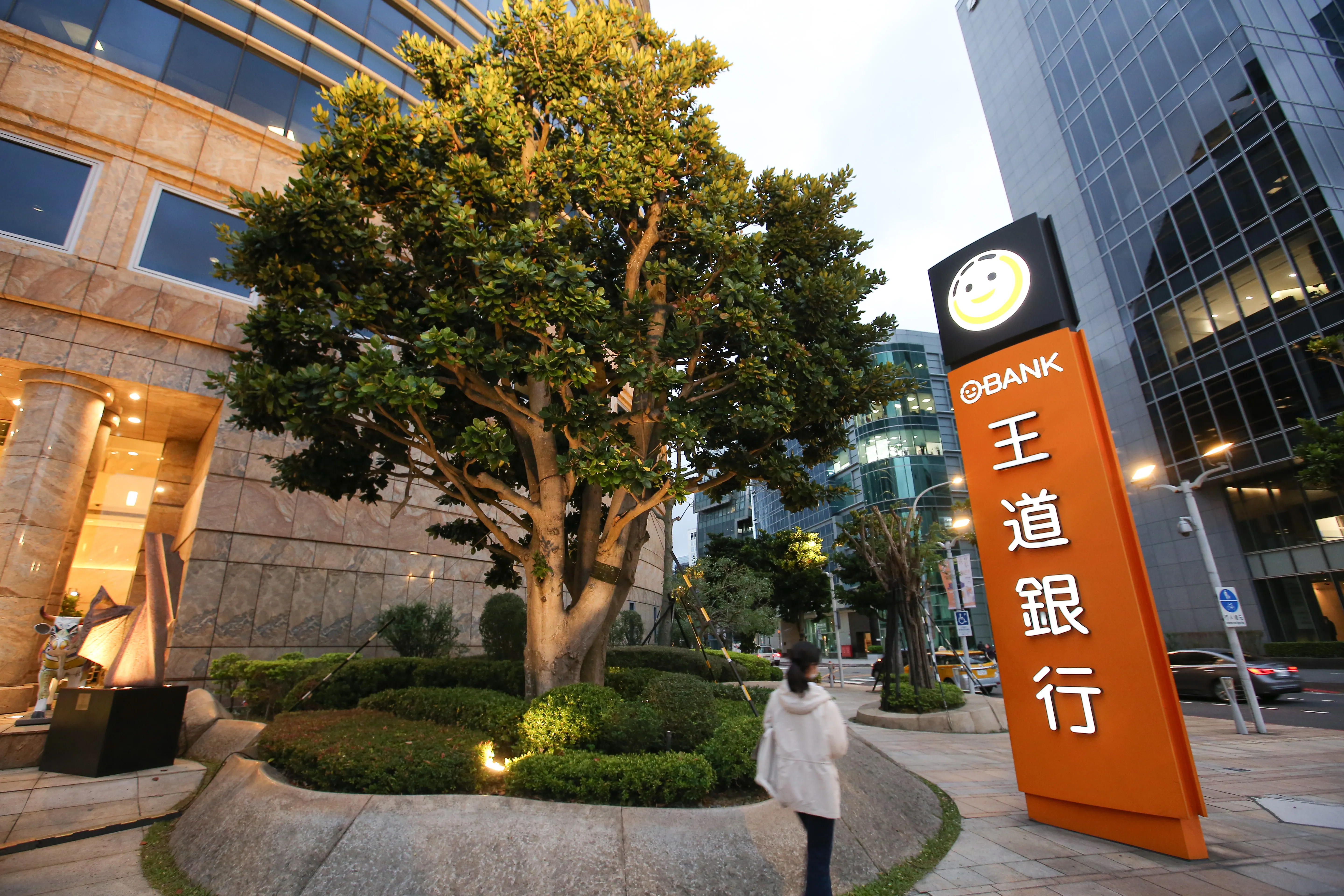 日本人來台朝聖「銀行招牌」！背後原因曝光　網笑：算一種王道征途