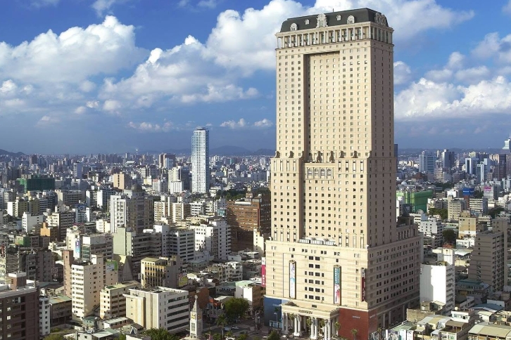 漢神百貨精品櫃旁驚見「滿地黃金」,民眾路過嚇壞。(翻攝自漢神百貨臉書)