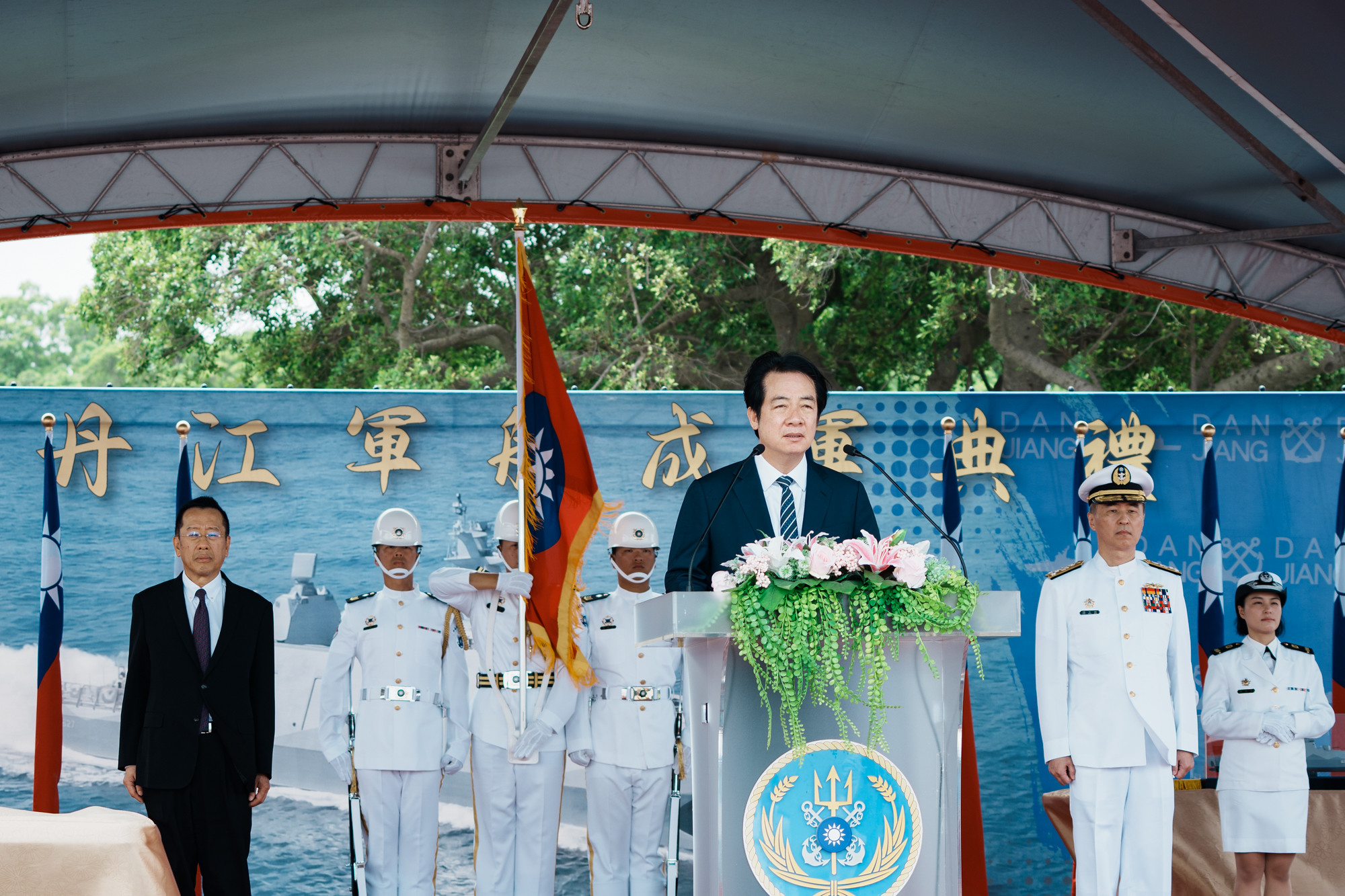 總統賴清德和國防部長顧立雄出席丹江軍艦成軍典禮。(總統府提供)