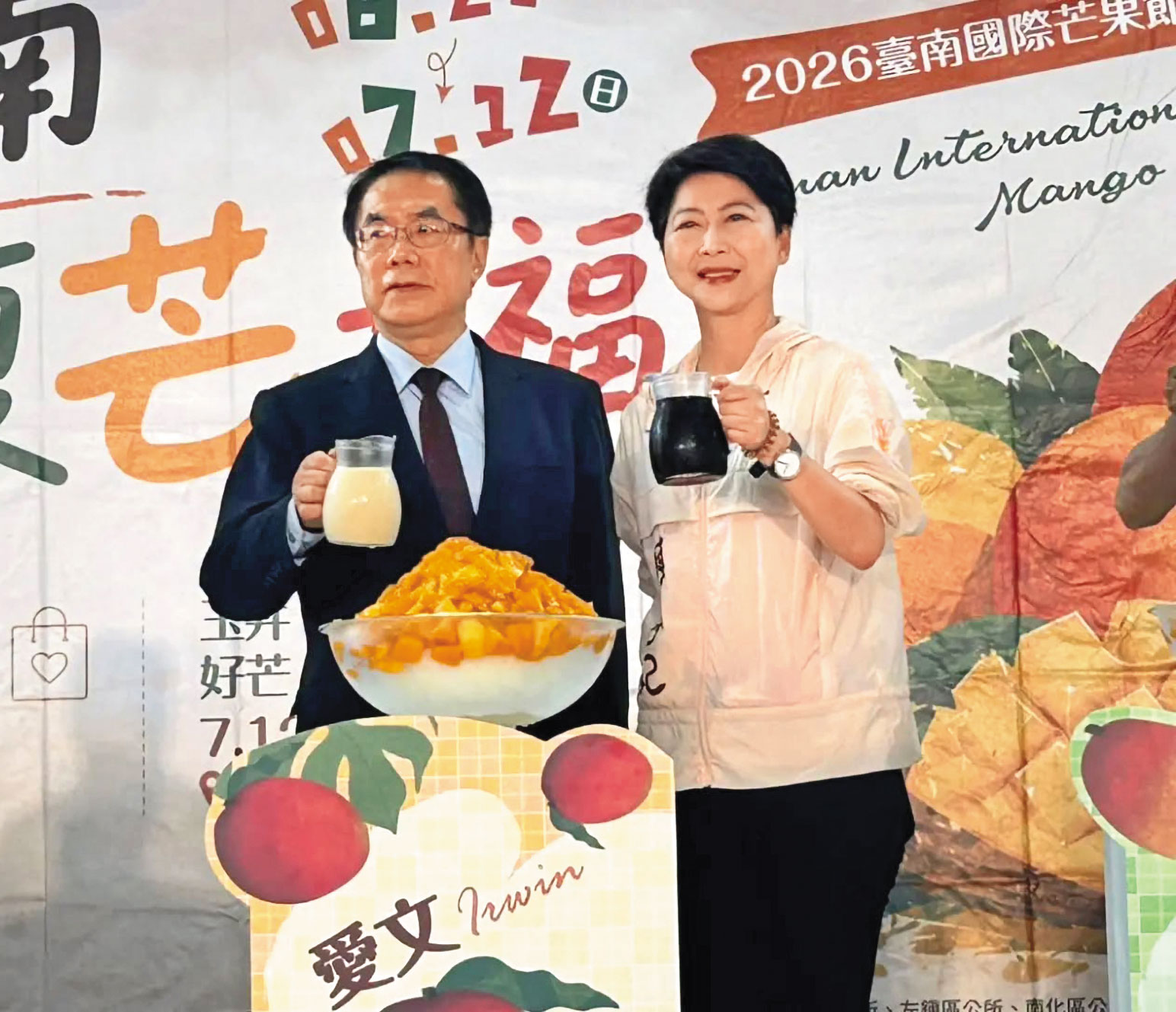 陳亭妃(右)強調要延續賴清德、黃偉哲(左)在台南執政的基礎,串聯點線面完整都市發展藍圖。(翻攝陳亭妃臉書)