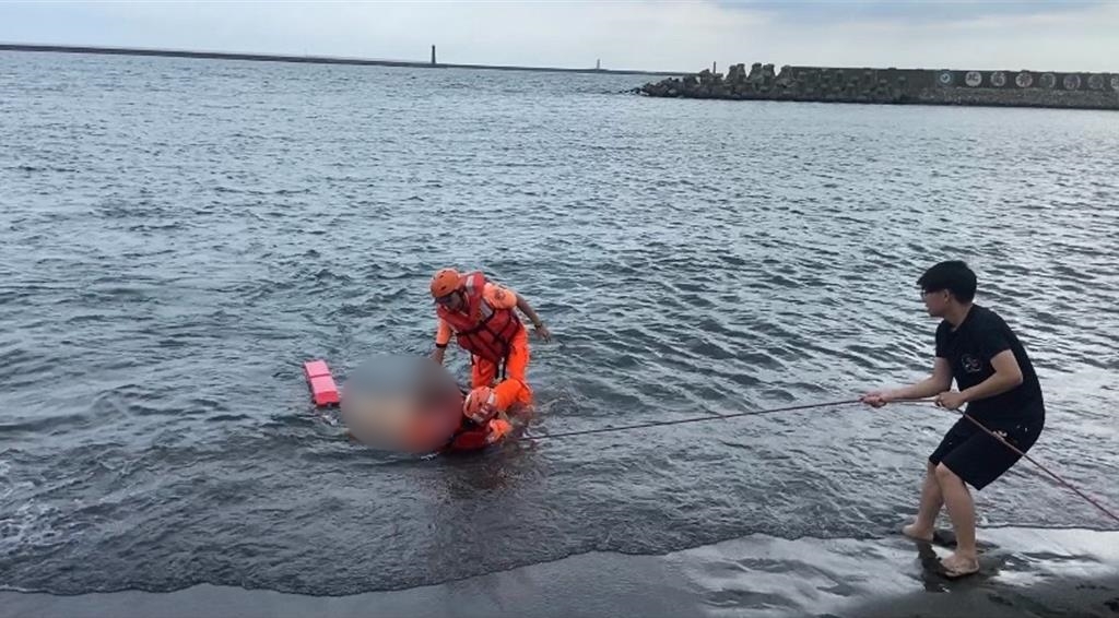 鑽石沙灘3日發生民眾在海裡遭野狗攻擊,不幸溺斃的憾事。(翻攝畫面)