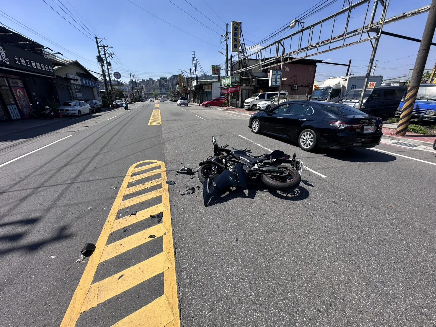 轎車直接路口大迴轉…雙載機車猛撞上　女乘客噴飛、機車全毀畫面曝光