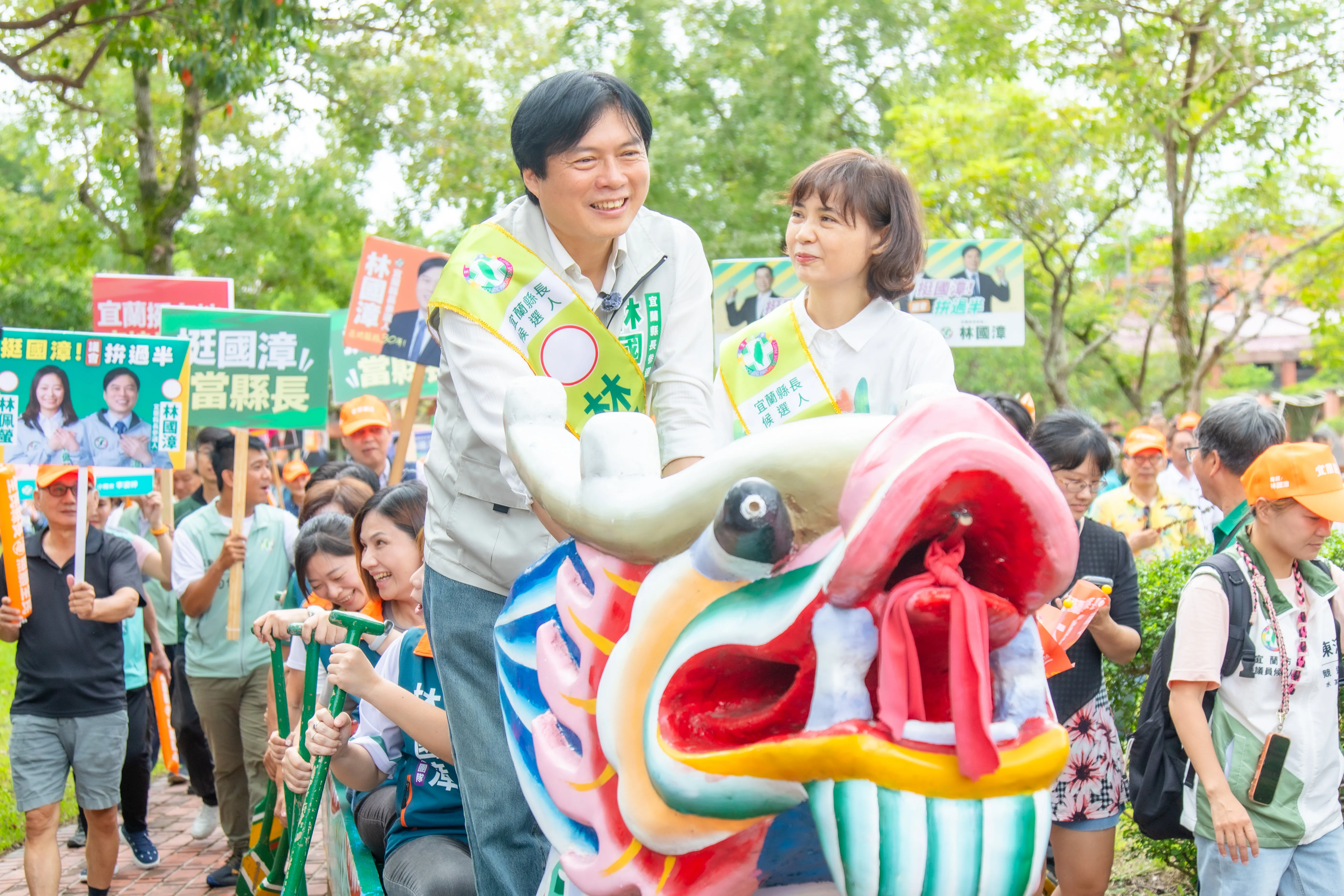 【生活特輯】上千位鄉親力挺展現團結氣勢！ 夫人、手足相伴，林國漳划陸上龍舟完成宜蘭縣長參選登記