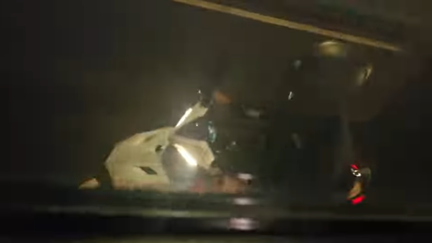 颱風薔琵襲擊北部帶來強風,一名淡水客運947路線公車司機行經關渡大橋時,主動以公車車身幫同行的機車騎士擋風護航,畫面被目擊乘客上傳至社群平台引發熱烈討論,公車司機本人也現身回應。(threads網友jack_uken授權提供)