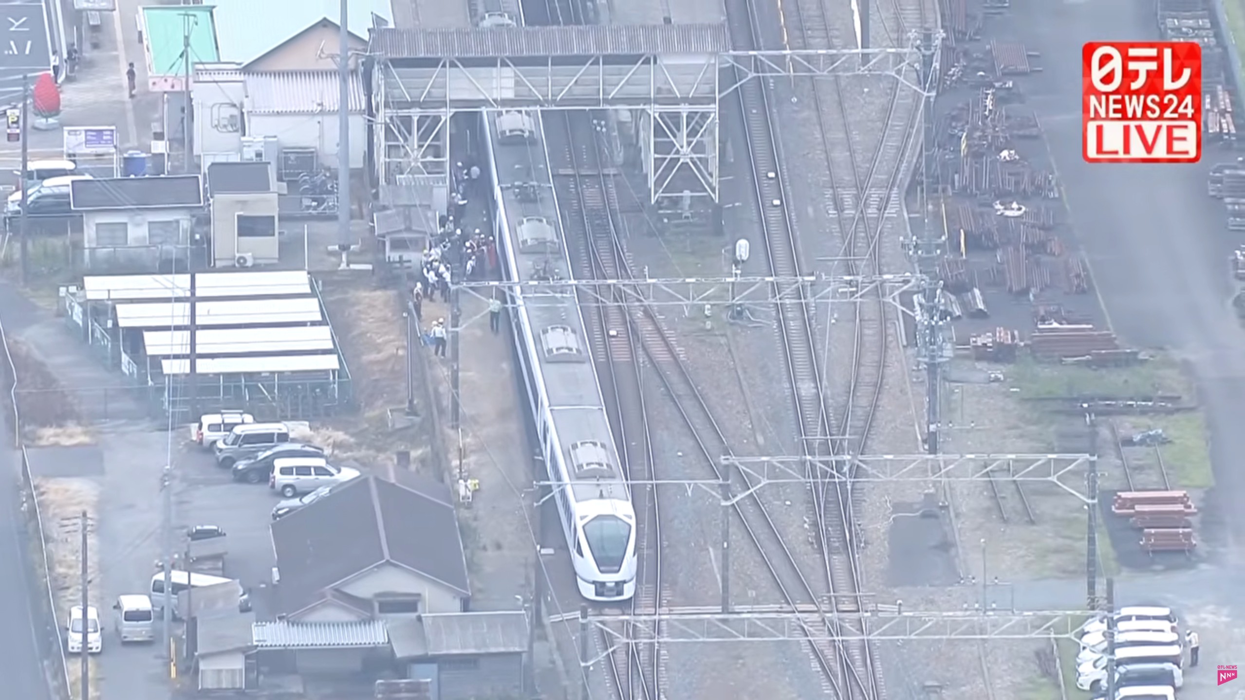 日本東武日光線特急列車進站前撞擊4名除草工人,4人全數身亡。(翻攝日テレNEWS YT)