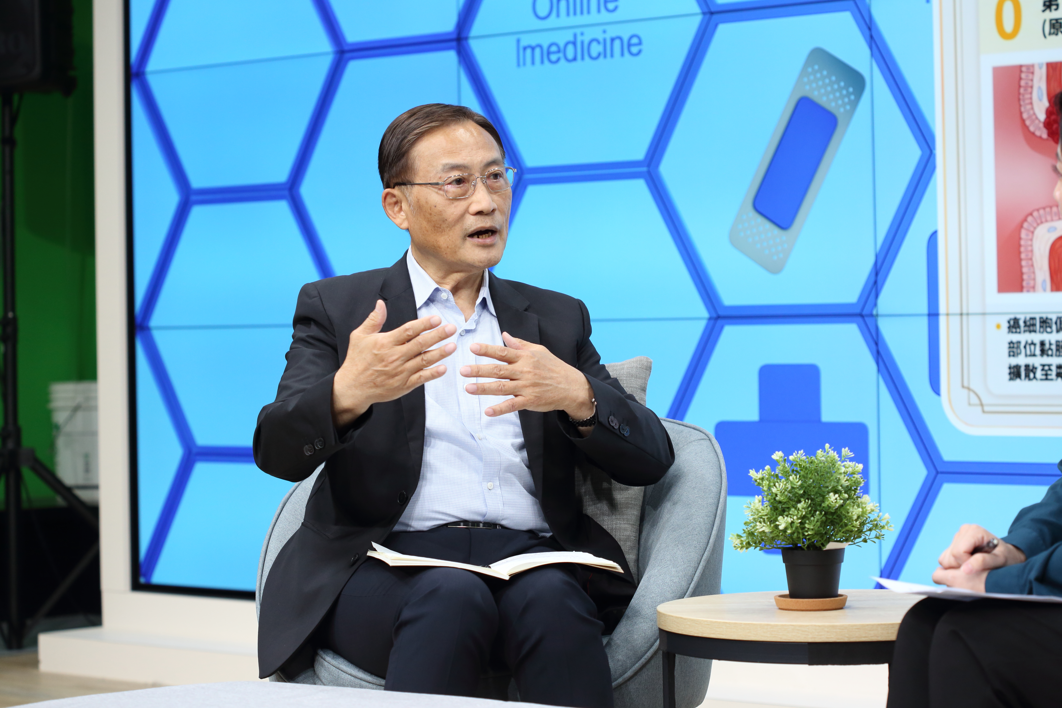 新光醫院腫瘤治療科主任季匡華指出,癌症治療不是越昂貴就有效,錢要花在刀口上。