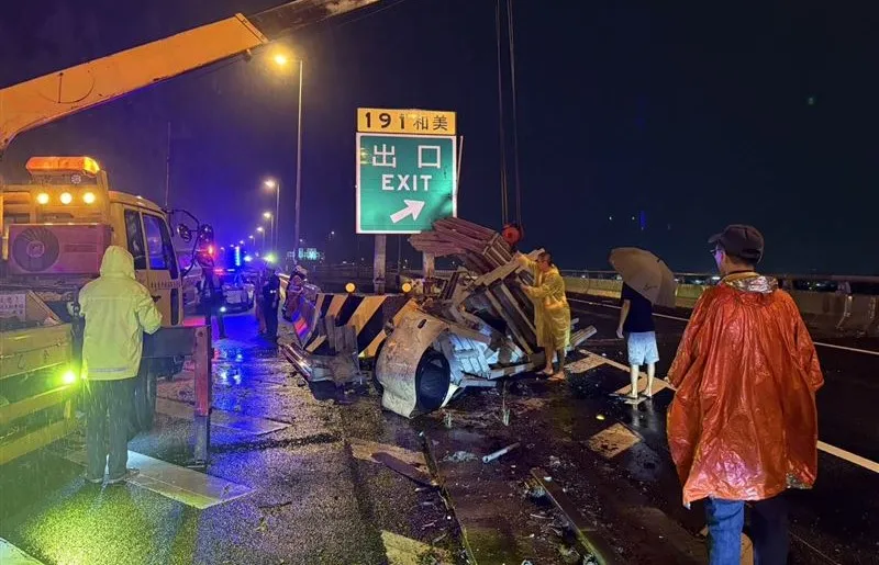 國3離奇死亡！42歲男自撞後下車「坐護欄」　下秒墜橋亡