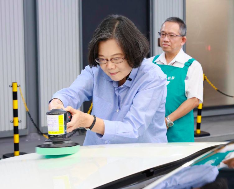 蔡英文庇護工場賣力學打蠟　讚品質不打折！喊話別年節才支持