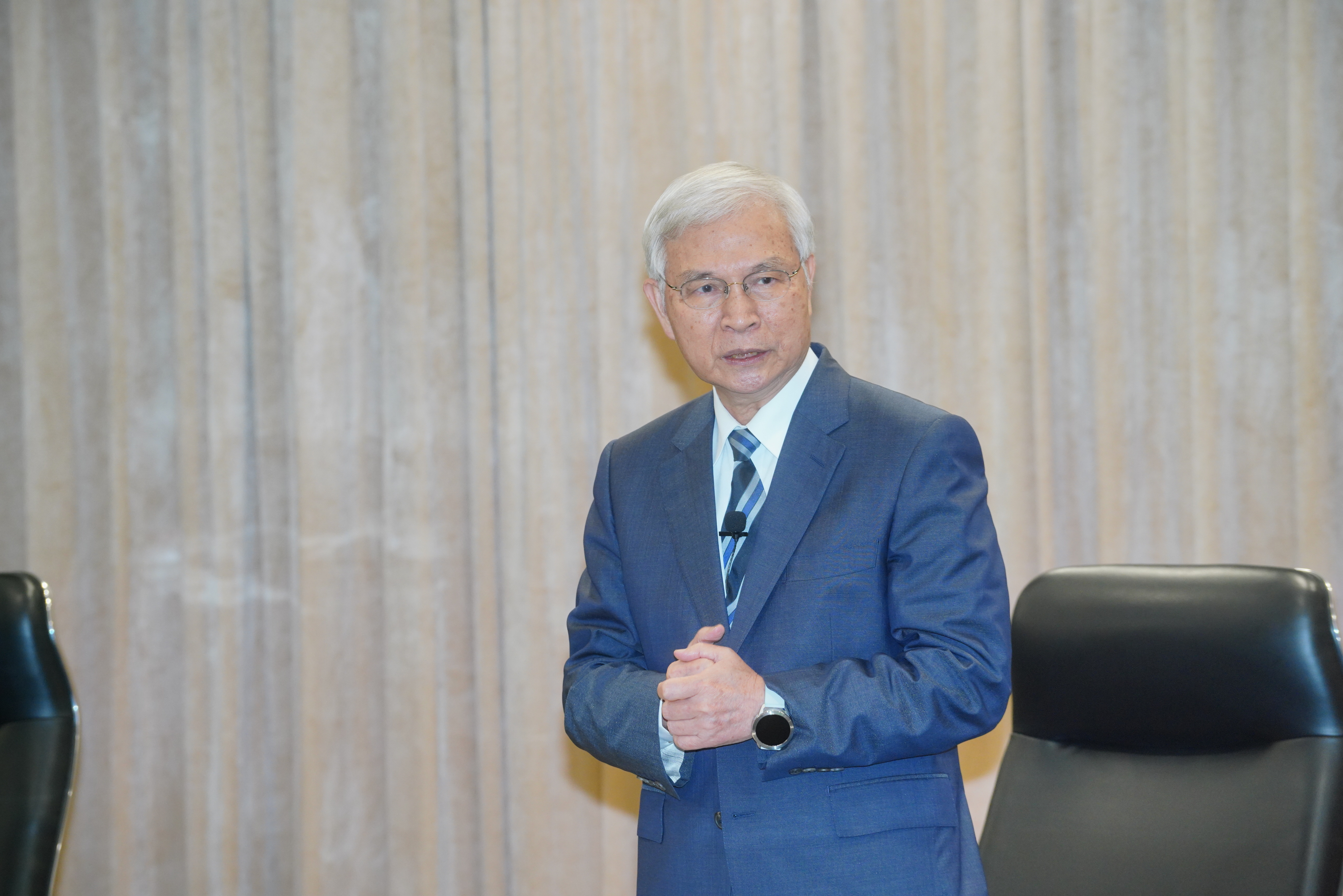 針對股市熱,楊金龍表示,央行未來仍會持續密切關注信用資金的流向與金融市場發展,防範過度槓桿操作累積成系統性危機,