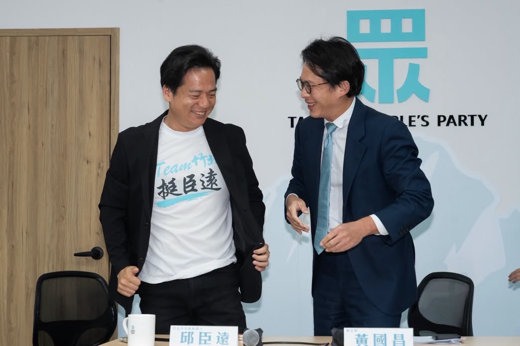 邱臣遠(左)將按原計畫前往登記參選。(翻攝自邱臣遠臉書)