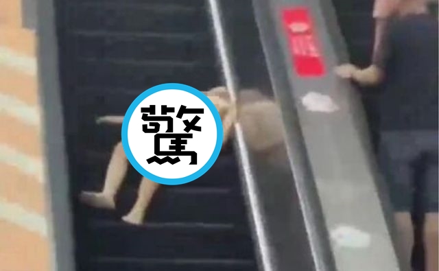 1名妙齡女子全身赤裸,從廣場狂奔至關閘出入境事務站出境入口。(翻攝畫面)