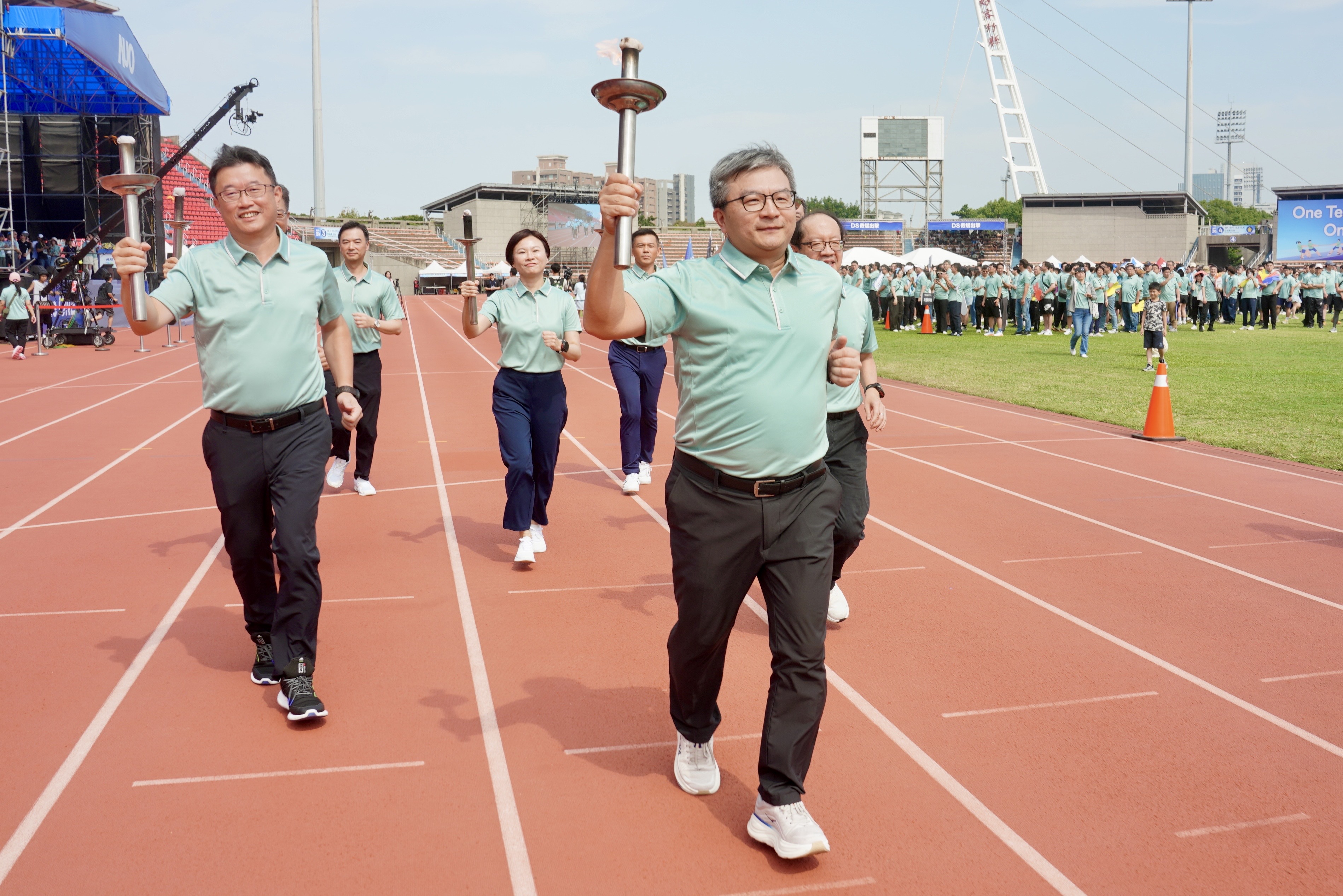 張博儀(前排中間)8月接任友達總經理,今(17)日於集團運動會領跑各事業群主管。