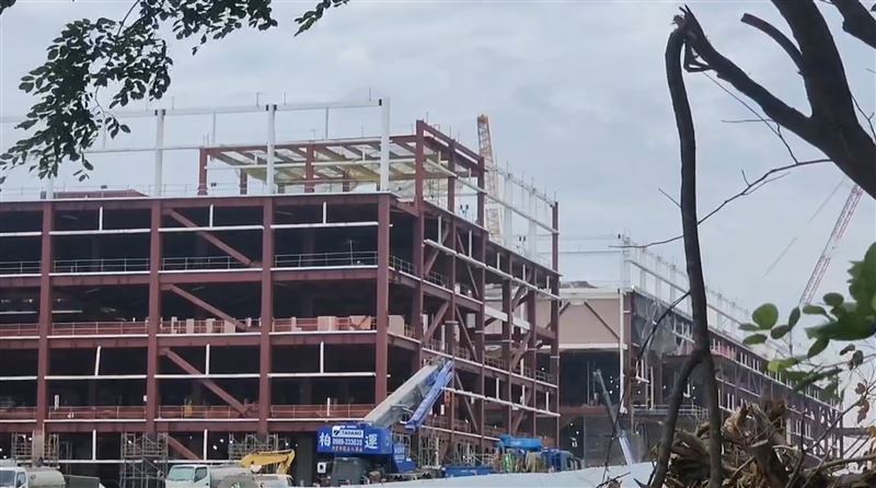 位於嘉義科學園區的台積電先進封裝廠自2024年動工挖出史前人骨遺骸後,工安意外頻傳,至今已造成2死多傷。(翻攝畫面)