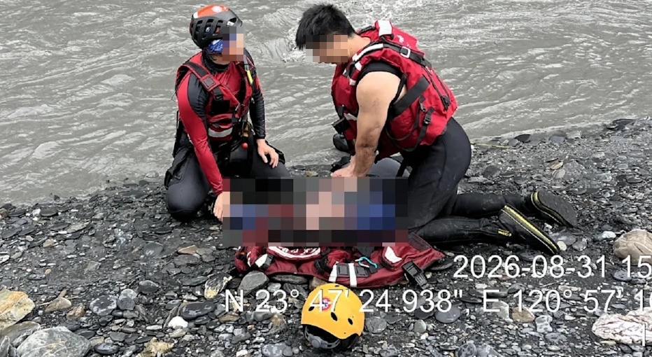 50歲伍姓消防員執行救援任務時,不幸遭湍急溪水捲走,緊急送醫後仍搶救不治。(翻攝畫面)