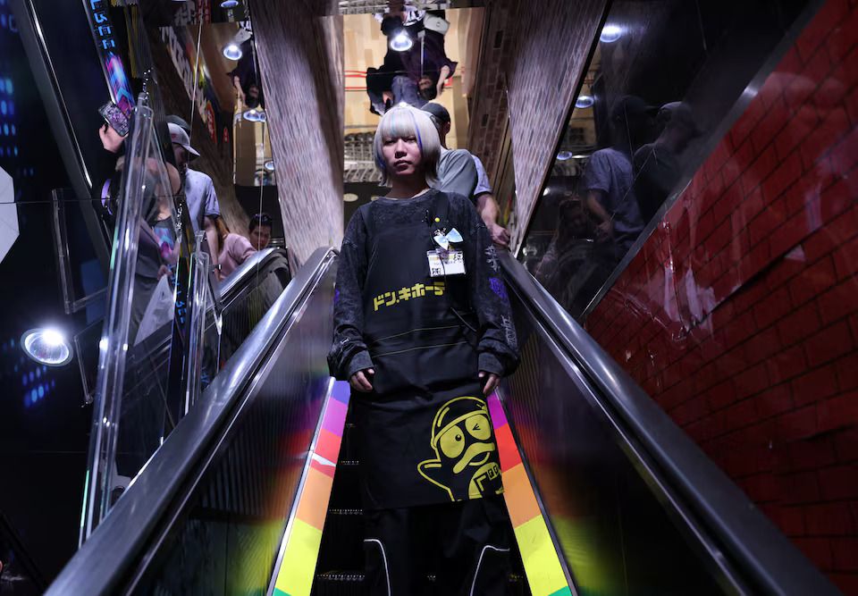 折扣零售連鎖店唐吉訶德(Don Quijote)三年前率先實施新規,目前旗下近四分之一員工擁有亮色頭髮。(路透社)