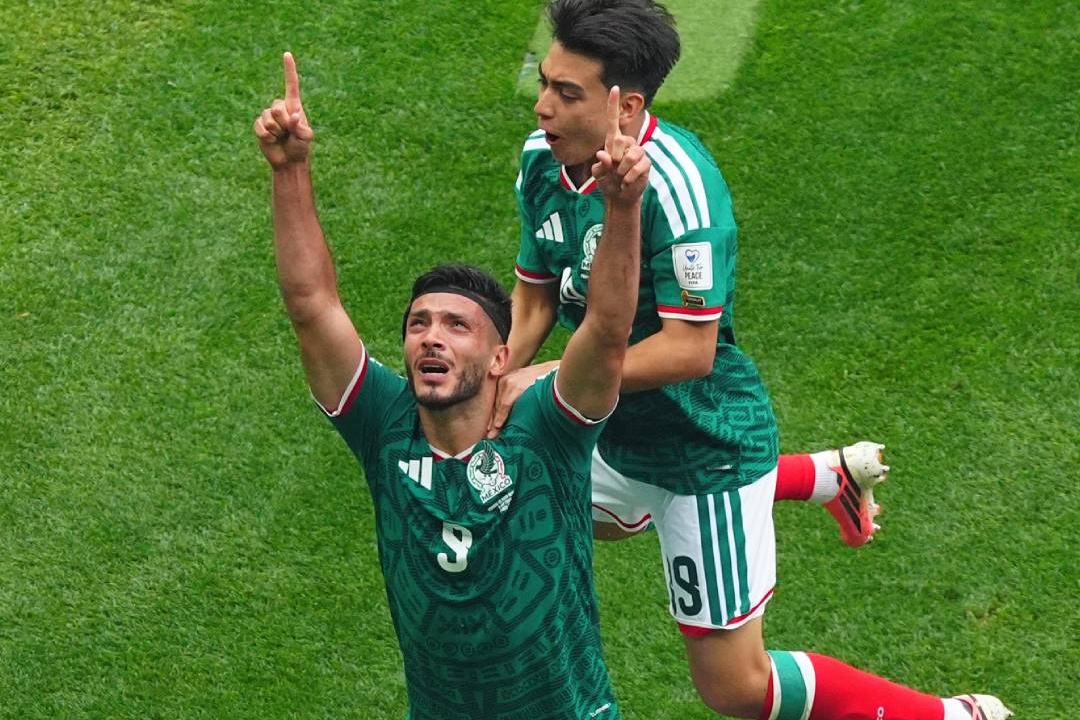 墨西哥老將Raúl Jimenez進球後仰望天空激動落淚。(翻攝自X@miseleccionmxEN)