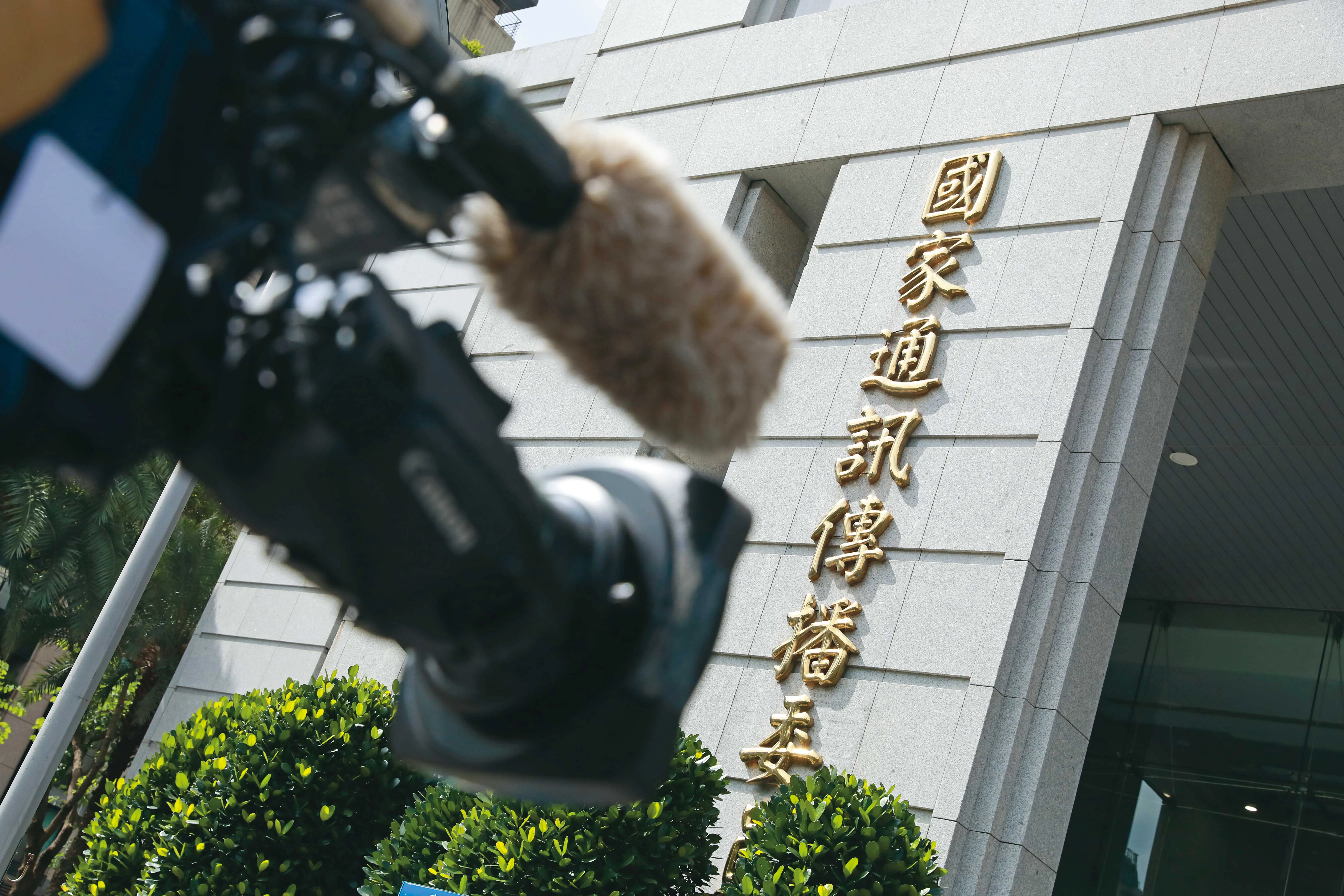 NCC無委員唱起獨立空城計　蘋果iPhone 18照常登台