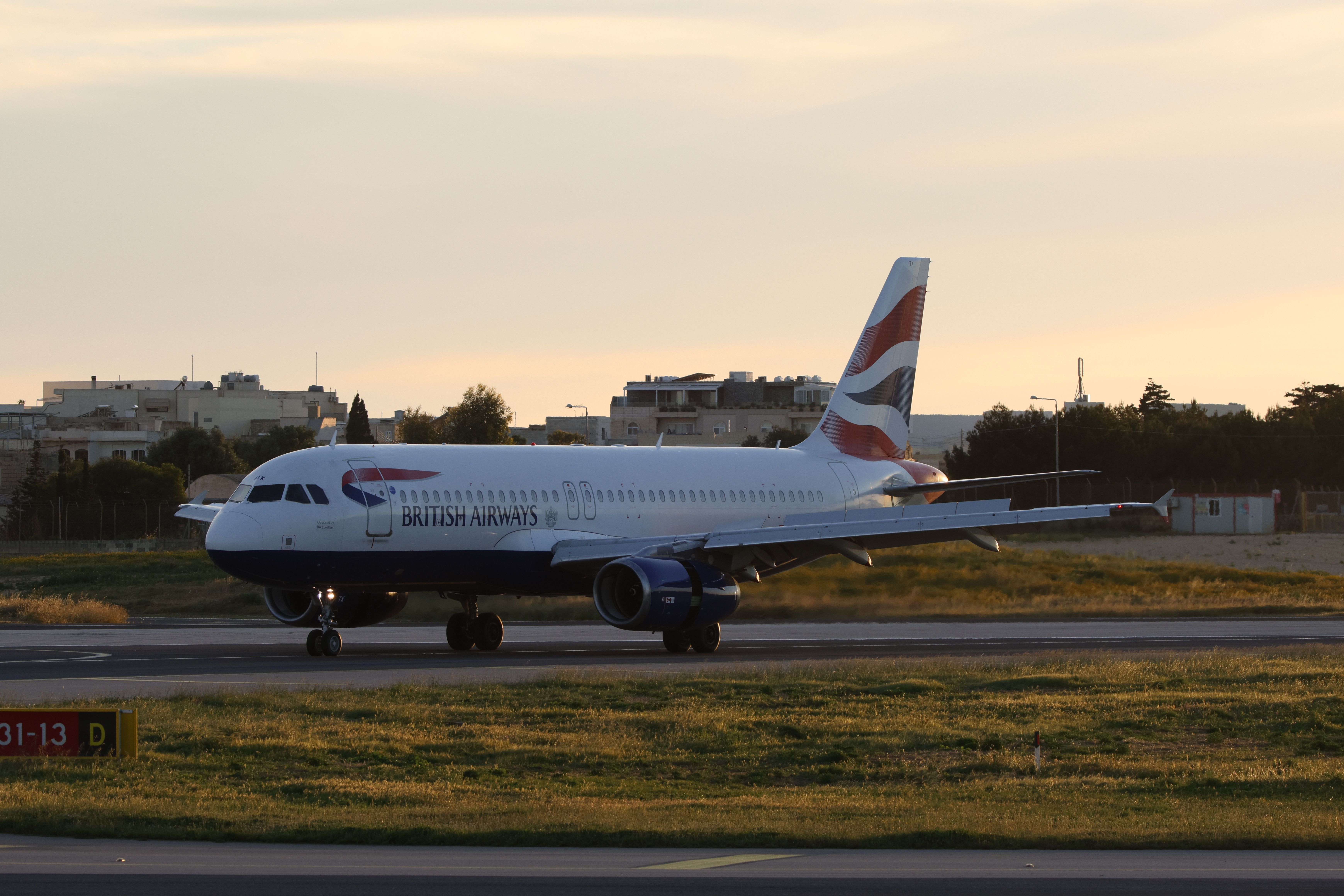 英國航空BA6班機,起飛期前夕,機艙內突然冒出濃煙,機組人員隨即發出緊急通報。(pexels提供)