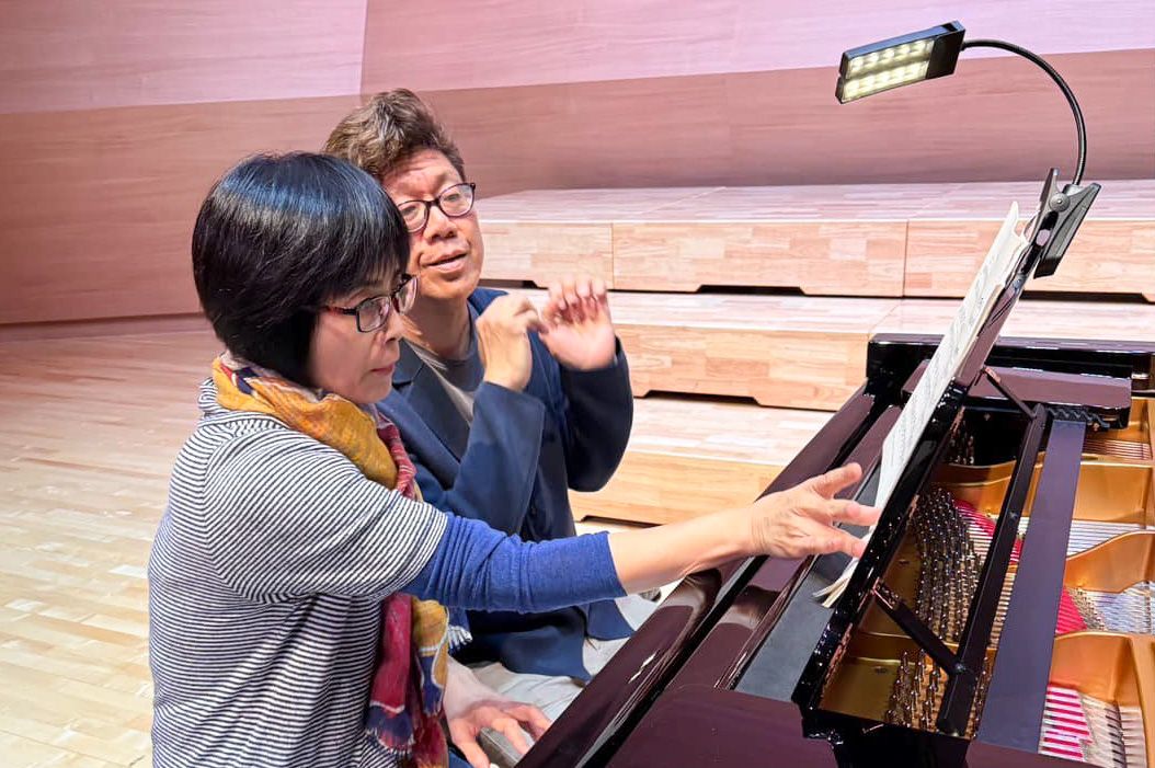 劉孟捷(右)、洪珮綺四手聯彈合作演出公益音樂會。(圖/劉孟捷臉書)